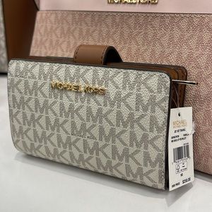 MICHAEL KORS
Medium Signature Logo Wallet 
Vanilla 
NWT